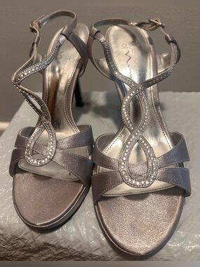 The Touch of Nina Silver Rhinestone Strappy Evening Sandals Heels Size 8M